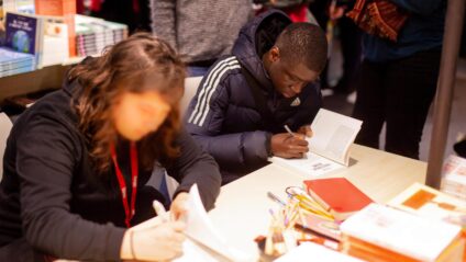 Souleymane Drame en séance de dédicace au salon du livre